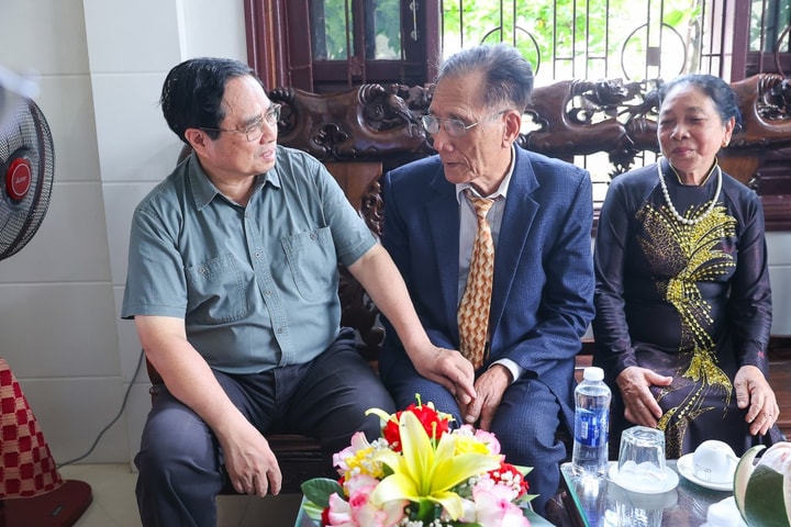 Thủ tướng thăm gia đình thương binh tại Quảng Trị