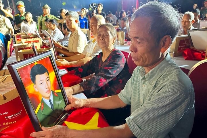 Khoảnh khắc nghẹn ngào khi “gặp lại” liệt sĩ