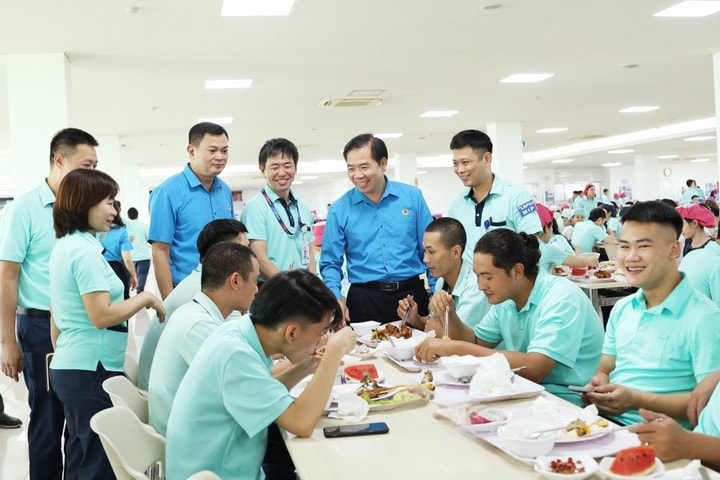 Hơn 23.500 công nhân vui vẻ thưởng thức “Bữa cơm Công đoàn”