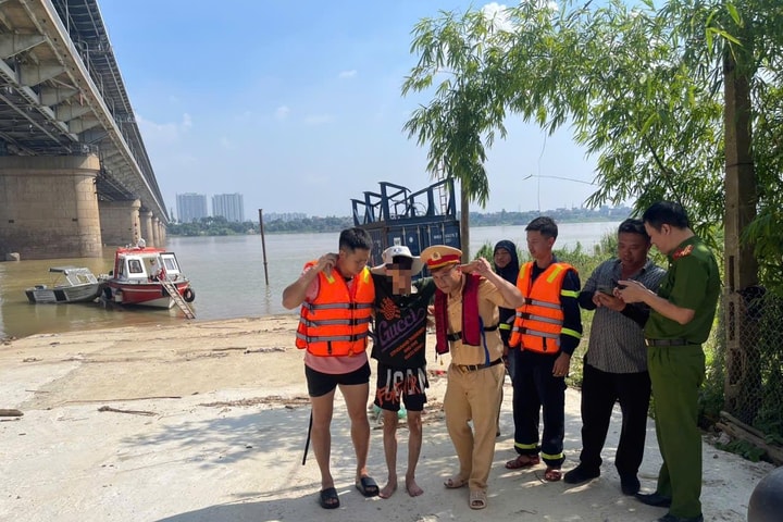 Hà Nội: Cứu nam thanh niên nghi vấn tự tử tại cầu Thăng Long