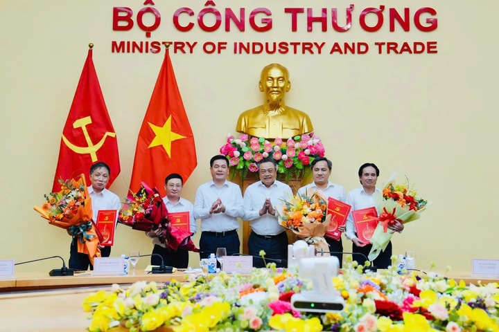 Hà Nội Chuyển giao 4 tổ chức Đảng về trực thuộc Đảng bộ Bộ Công thương