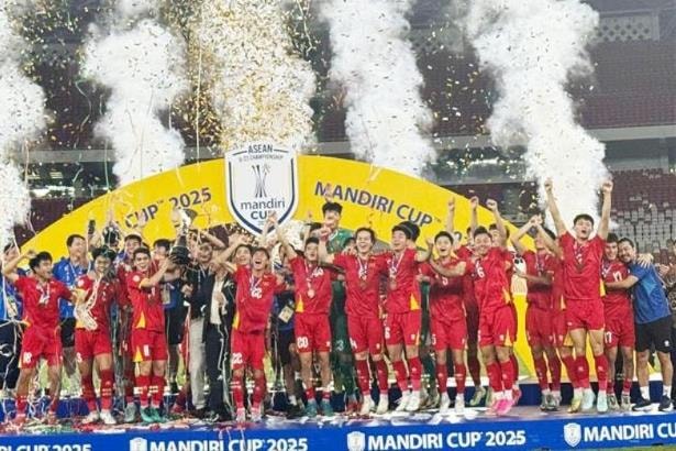 Các cầu thủ U23 Việt Nam hân hoan nâng cao cúp vô địch U23 Đông Nam Á 2025