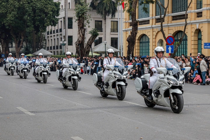 Trình diễn nghiệp vụ, diễu hành phương tiện của Bộ Công an tại hồ Hoàn Kiếm