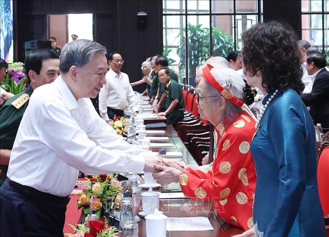 Tổng Bí thư Tô Lâm gặp mặt đại biểu có công với cách mạng