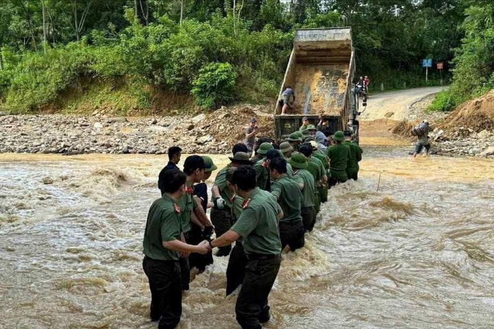Sáng ngời hình ảnh người lính giúp dân trong lũ