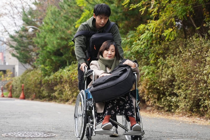 “Mang mẹ đi bỏ”: Câu chuyện cảm động về tình mẫu tử