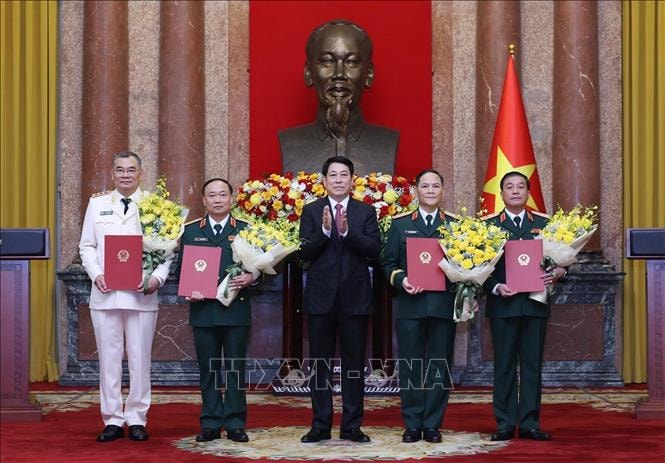 Chủ tịch nước trao quyết định thăng quân hàm, cấp bậc hàm cho sĩ quan cấp cao Quân đội và Công an