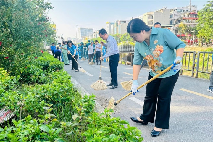Phường Láng ra quân duy trì trật tự đô thị, vệ sinh môi trường