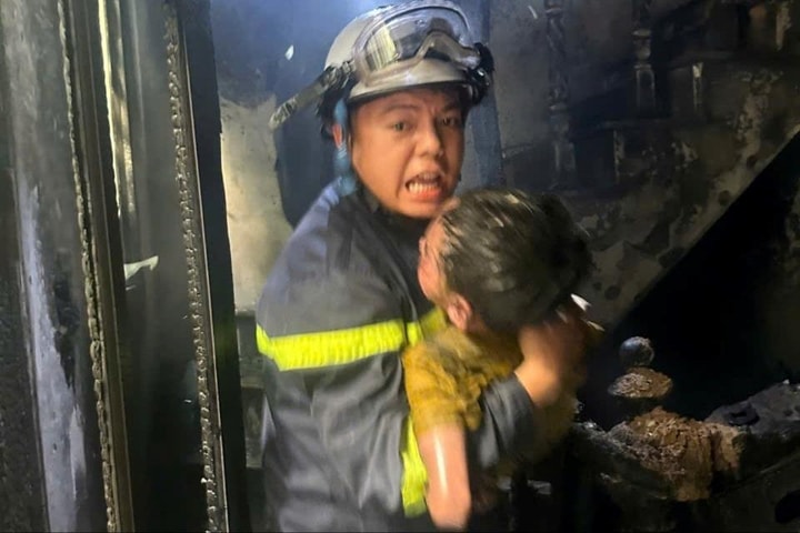 Hà Nội: Kịp thời giải cứu 3 người mắc kẹt trong vụ cháy nhà dân ở Bồ Đề