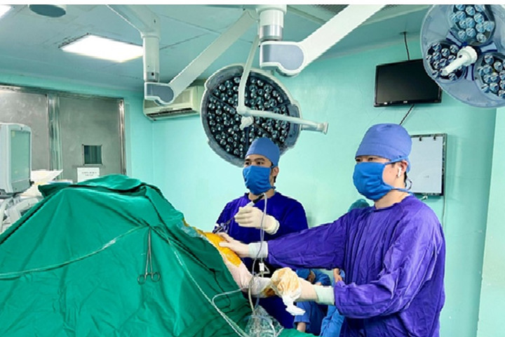 Thành công tái tạo dây chằng bằng phương pháp nội soi, cứu khớp vai cho bệnh nhân cao tuổi