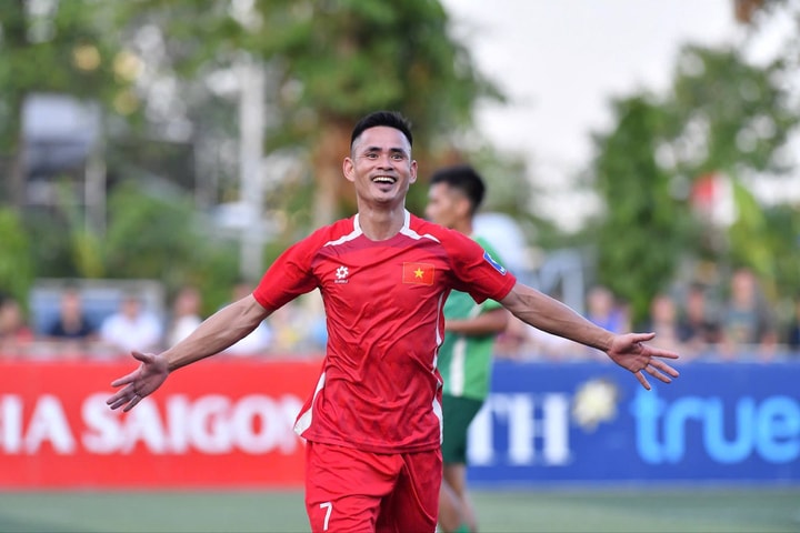 Tuyển 7 người Việt Nam gây ấn tượng trước các tuyển thủ quốc gia trong trận giao hữu