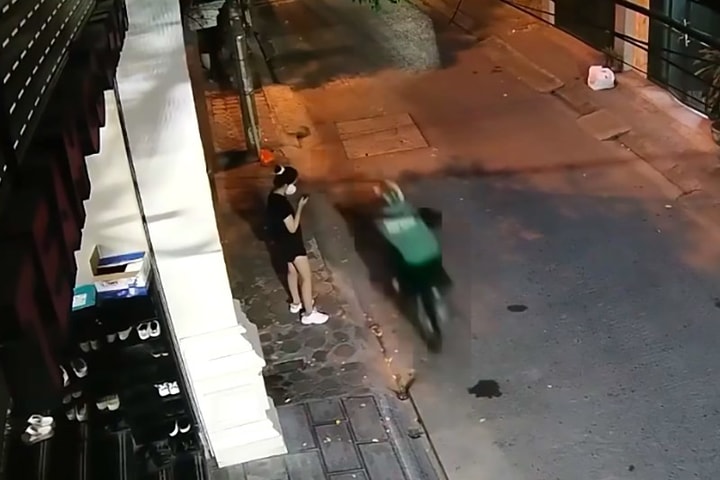 Cảnh sát điều tra vụ cướp giật điện thoại ở phường Thanh Xuân