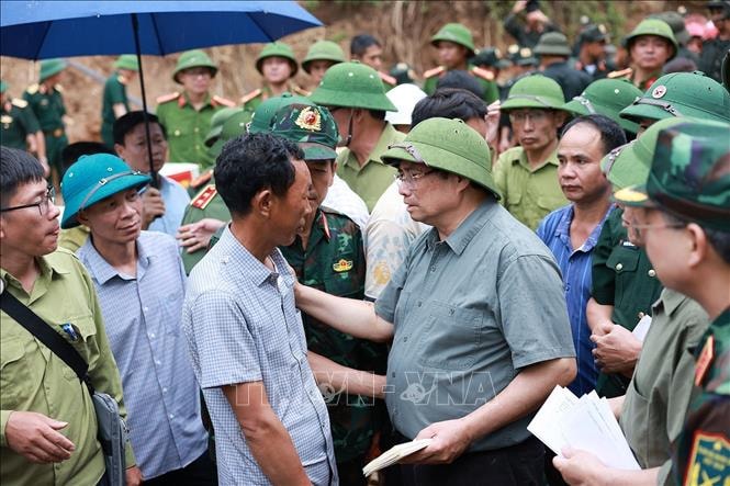 Thủ tướng Phạm Minh Chính thăm hỏi người dân và chỉ đạo khắc phục hậu quả mưa lũ tại Điện Biên
