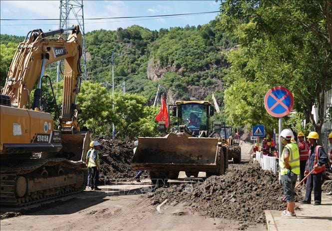 Thủ đô Bắc Kinh (Trung Quốc) báo động đỏ mưa lũ, tạm dừng nhiều hoạt động