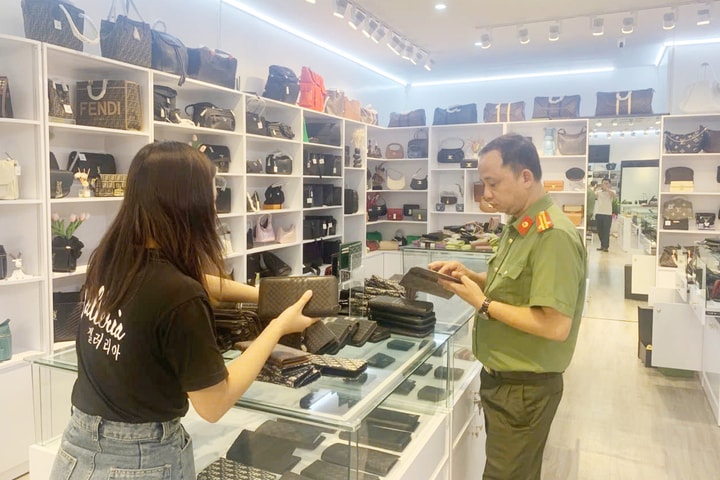 Công an Hà Nội chuyển hồ sơ xử lý vụ gần 2.500 sản phẩm hàng hiệu giả
