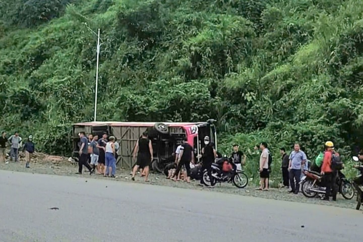 Tai nạn ở dốc Cun: Xe khách tự đâm vào lề đường, một nữ hành khách tử vong