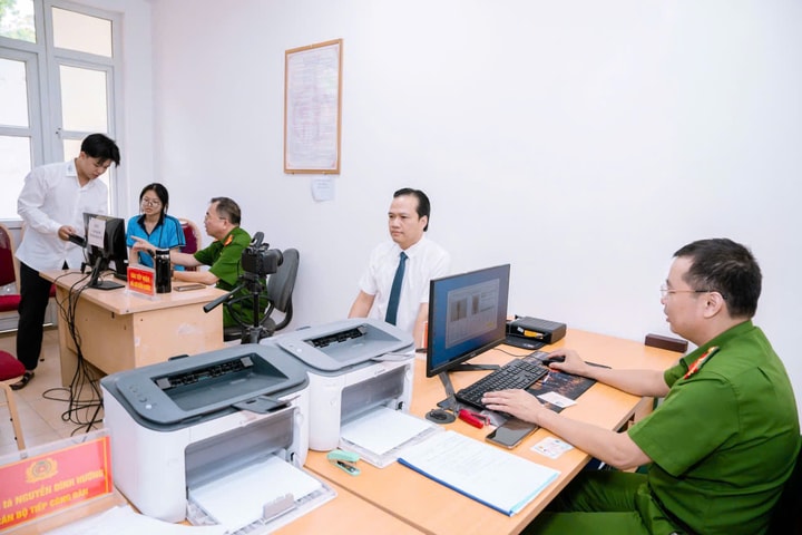 Phường Đông Ngạc thực hiện đổi thẻ cho hơn 4.200 đảng viên