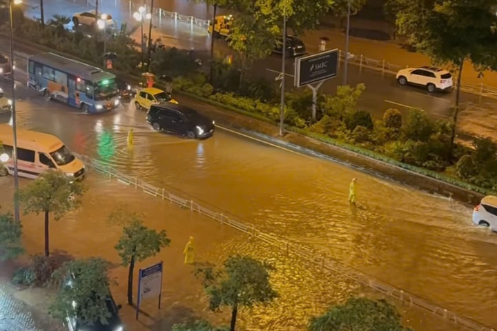 Hà Nội: Mưa lớn, một số điểm ngập úng trong đêm