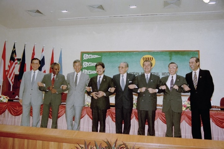 Kỷ niệm 30 năm Việt Nam tham gia ASEAN và 58 năm thành lập ASEAN Hành trình 30 năm: Từ khát vọng chung đến thành viên tin cậy và trách nhiệm