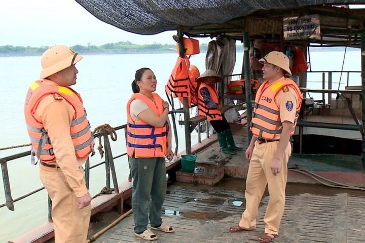 Hà Nội siết chặt kiểm soát vận tải đường thủy trên sông Hồng