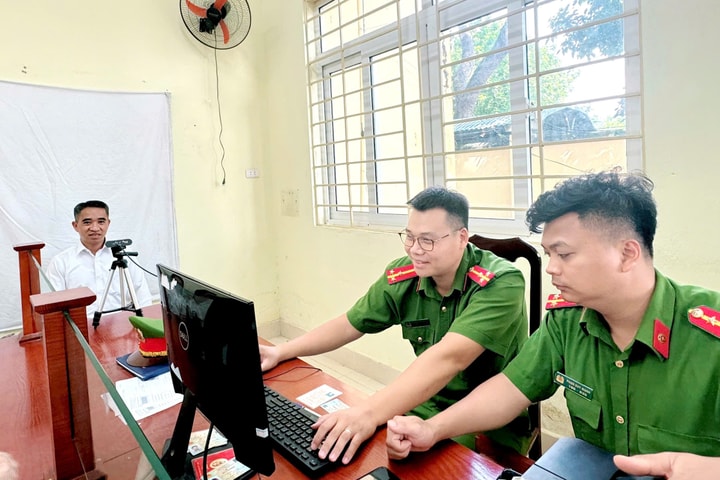 Xã Nam Phù bảo đảm tiến độ, chất lượng trong công tác đổi thẻ đảng viên và chuẩn hóa dữ liệu đảng viên toàn xã