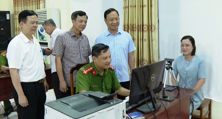 Công an xã Ứng Hòa hỗ trợ đảng viên trong công tác đổi thẻ