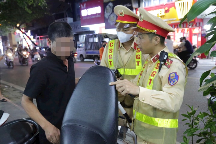 Hà Nội: Người vi phạm nói chỉ uống 1 lon bia từ sáng khi nồng độ cồn kịch khung