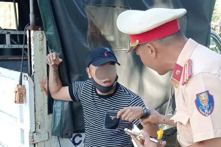 Đà Nẵng Tài xế lái xe vào chốt cảnh sát để thoát vị khách "ngáo đá"