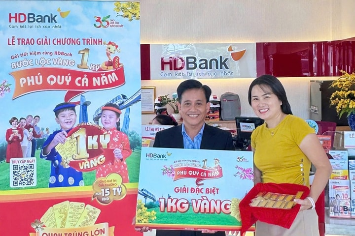 Một nữ khách hàng tại TP HCM “rinh” ngay 1 ký vàng khi gửi tiết kiệm HDBank