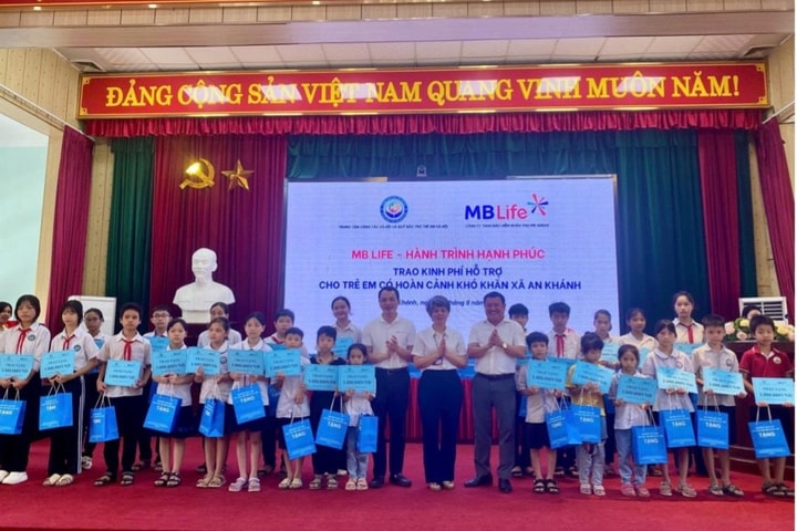 Hỗ trợ kinh phí và tặng quà cho 200 trẻ em hoàn cảnh khó khăn xã Sóc Sơn và An Khánh