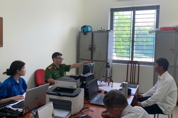 Công an xã Thuận An đổi 800 thẻ đảng viên mới sau 3 ngày triển khai