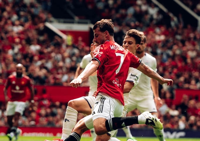 MU đánh bại Fiorentina trên chấm luân lưu, lên ngôi Snapdragon Cup trong đêm cảm xúc ở Old Trafford
