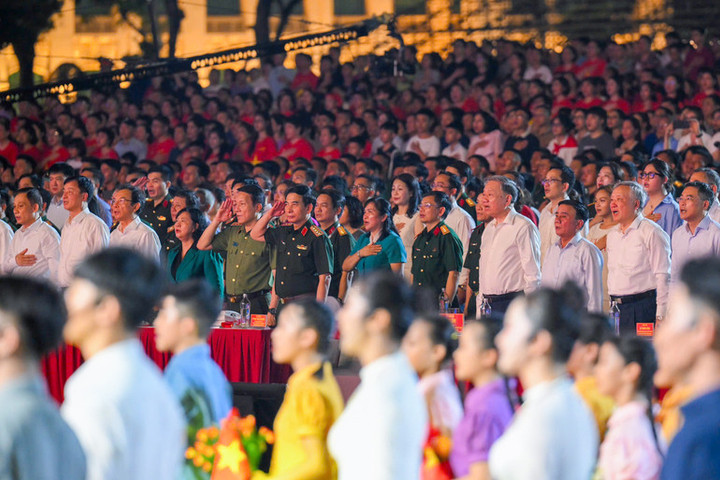 Tổng Bí thư Tô Lâm tham dự chương trình chính luận nghệ thuật “Dưới cờ vinh quang”