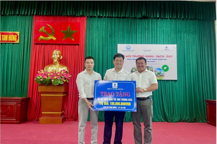Trao những phần quà ý nghĩa tặng xã Tam Hưng vì môi trường xanh - sạch - đẹp