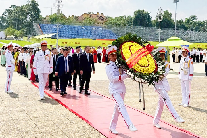 Đoàn đại biểu Đảng bộ phường Đống Đa báo công dâng Bác