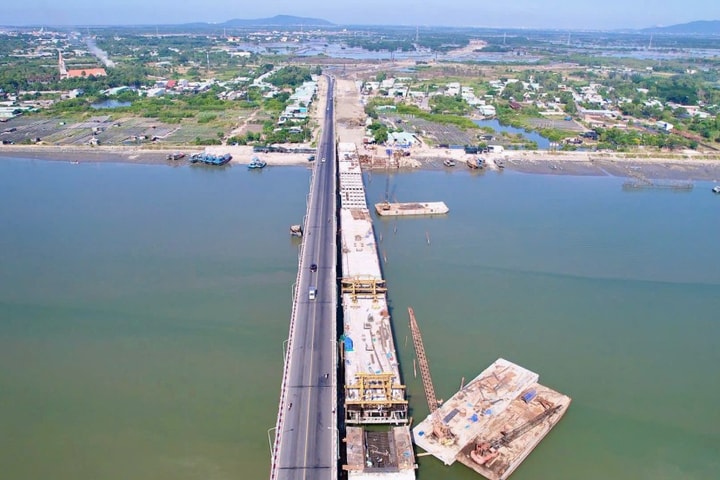 Thủ tướng yêu cầu đẩy nhanh tiến độ đầu tư xây dựng hệ thống đường bộ ven biển