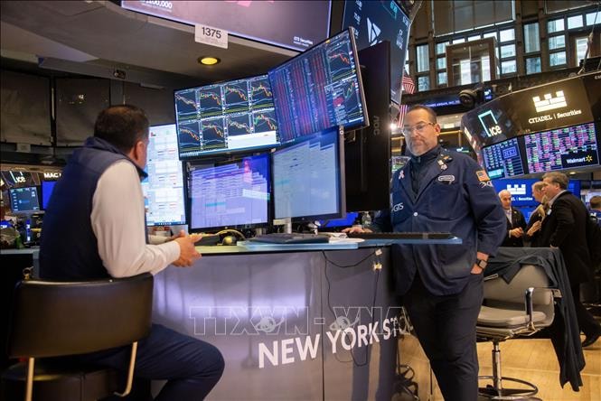 S&P 500 và Nasdaq chốt phiên cao kỷ lục