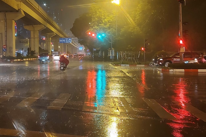 Hà Nội mưa lớn, đề phòng dông sét, ngập úng