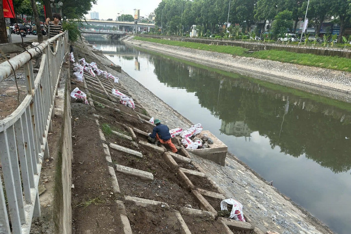 "Chạy đua" thời gian để hoàn thành kè bờ sông Tô Lịch