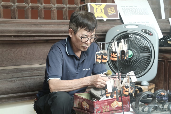 “Huyền thoại bước chân” mùa 2: Khi đôi dép cao su kể chuyện lịch sử