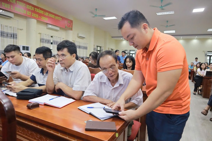 “Cầm tay chỉ việc”, lan tỏa phong trào bình dân học vụ số ở Ô Diên