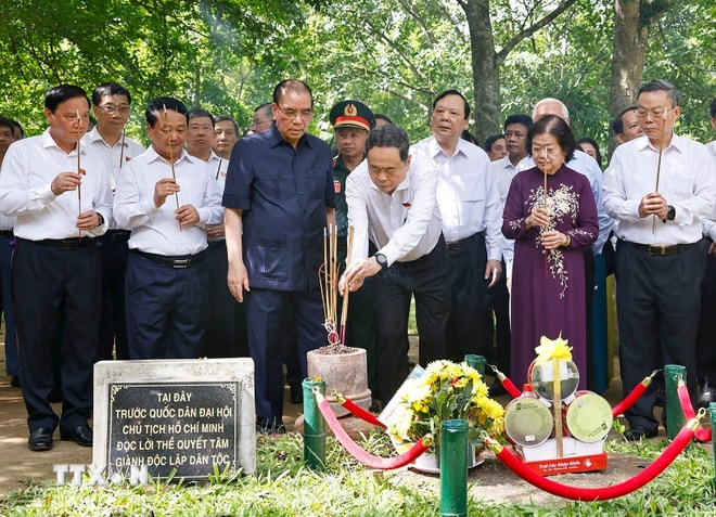 Chủ tịch Quốc hội Trần Thanh Mẫn dâng hương tưởng niệm các bậc tiền bối cách mạng tại Tuyên Quang