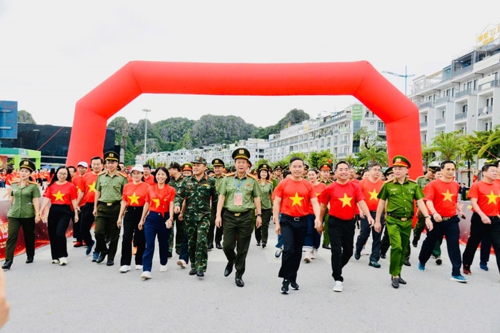 Quảng Ninh: 30.000 người cùng góp "1 tỷ bước chân tiến vào kỷ nguyên mới"
