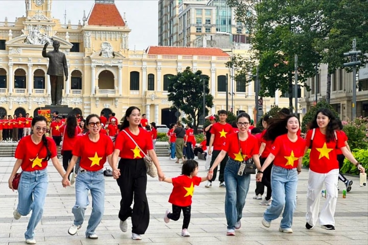 Tưng bừng sự kiện “Cùng Việt Nam tiến bước” tại thành phố Hồ Chí Minh