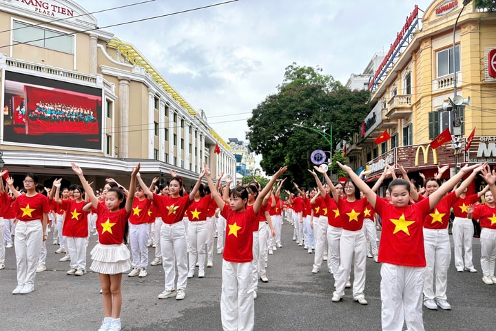 800 học sinh phường Cửa Nam đồng diễn chào mừng 80 năm Cách mạng Tháng Tám và Quốc khánh 2-9