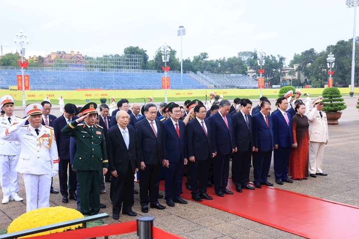 Lãnh đạo Đảng, Nhà nước vào Lăng viếng Chủ tịch Hồ Chí Minh, dâng hương tưởng niệm các Anh hùng liệt sĩ