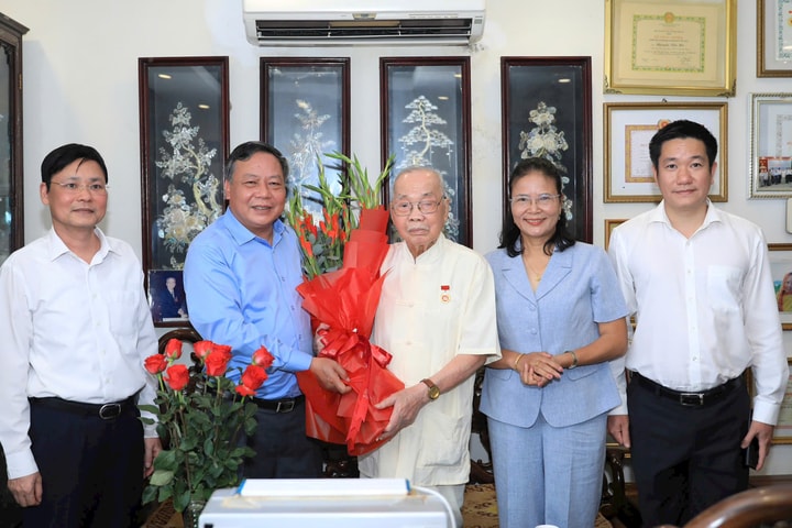 Đồng chí Nguyễn Văn Phong thăm, chúc mừng Công an TP Hà Nội và cán bộ lão thành cách mạng