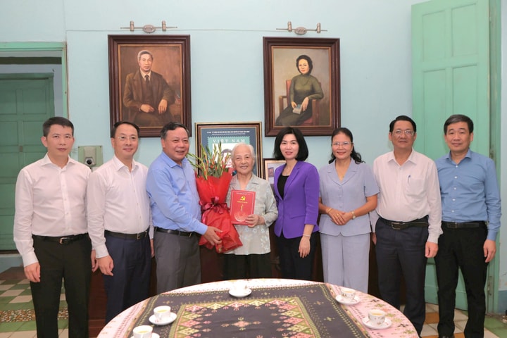 Đồng chí Nguyễn Văn Phong dâng hương tưởng niệm cố Đại tướng Nguyễn Quyết và thăm cán bộ lão thành cách mạng