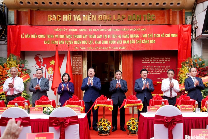 Hà Nội gắn biển công trình và trưng bày triển lãm tại di tích lịch sử 48 Hàng Ngang
