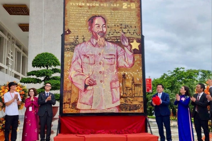 Triển lãm tranh sơn mài khổ lớn “Mùa xuân độc lập”: Lịch sử dân tộc và hình tượng Bác Hồ qua lăng kính họa sĩ trẻ